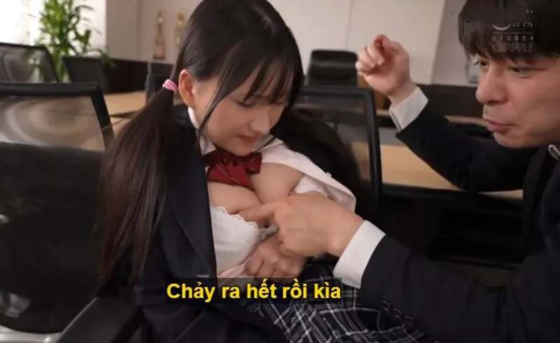 Ba năm trời, thầy giáo rèn luyện cô học trò ngực khủng thành "chiếc bình đựng tinh".